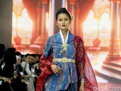 Kreasi Era Soekamto Gabungkan Tenun Sambas dengan Batik Jawa di JFW 2024