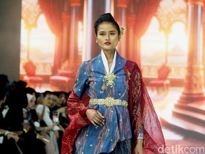Kreasi Era Soekamto Gabungkan Tenun Sambas dengan Batik Jawa di JFW 2024