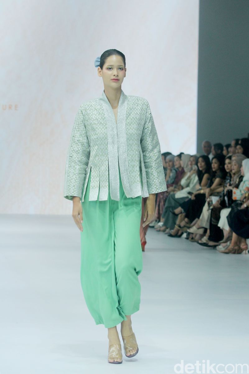 Koleksi 3 Desainer Cita Tenun Indonesia di Jakarta Fashion Week 2025
