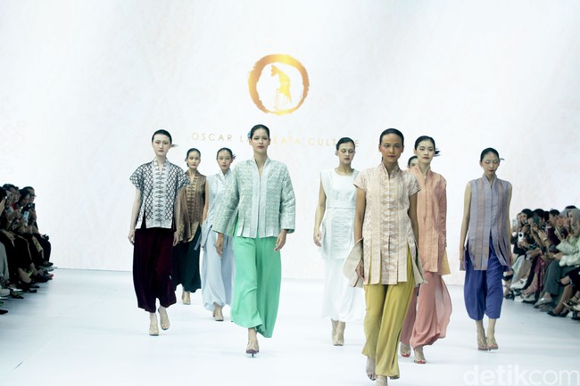 Fashion show koleksi terbaru Oscar Lawalata Culture x Cita Tenun Indonesia, di Jakarta Fashion Week [JFW] 2025, di City Hall, Pondok Indah mall 3, Jakarta Selatan, Rabu [23/10/2024]. Oscar Lawalata memilih kain Tenun Songket Halaban yang digubah menjadi koleksi busana siap pakai menyoroti karakteristik timbul dari bahannya yang diperoleh dengan cara penambahan benang Pakan di atas benang Lungsi dengan cara disungkit. Foto: Mohammad Abduh/detikcom.