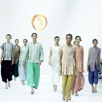 Fashion show koleksi terbaru Oscar Lawalata Culture x Cita Tenun Indonesia, di Jakarta Fashion Week [JFW] 2025, di City Hall, Pondok Indah mall 3, Jakarta Selatan, Rabu [23/10/2024]. Oscar Lawalata memilih kain Tenun Songket Halaban yang digubah menjadi koleksi busana siap pakai menyoroti karakteristik timbul dari bahannya yang diperoleh dengan cara penambahan benang Pakan di atas benang Lungsi dengan cara disungkit. Foto: Mohammad Abduh/detikcom.