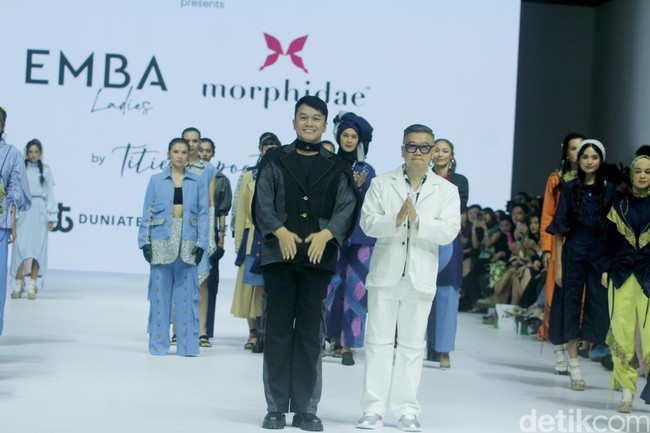 Fashion show koleksi Tities Saputra di Jakarta Fashion Week 2025, City Hall, Pondok Indah mall 3, Jakarta Selatan. Tities memamerkan rancangannya untuk lini Morphidae dan Emba Ladies. Dalam Morphidae bertema Calma, Tities menampilkan baju-baju feminin warna-warni yang bisa dipakai sehari-hari. Sedangkan untuk koleksi EMBA Ladies, Tities menampilkan revolusi denim yang lebih chic. Foto: Mohammad Abduh/detikcom.