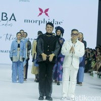 Fashion show koleksi Tities Saputra di Jakarta Fashion Week 2025, City Hall, Pondok Indah mall 3, Jakarta Selatan. Tities memamerkan rancangannya untuk lini Morphidae dan Emba Ladies. Dalam Morphidae bertema Calma, Tities menampilkan baju-baju feminin warna-warni yang bisa dipakai sehari-hari. Sedangkan untuk koleksi EMBA Ladies, Tities menampilkan revolusi denim yang lebih chic. Foto: Mohammad Abduh/detikcom.