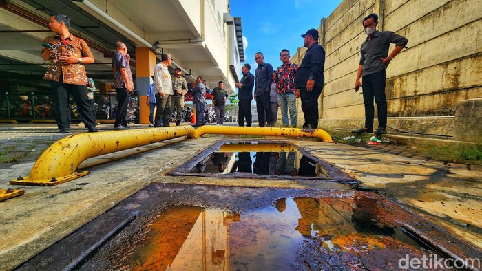 Komisi II DPRD Kabupaten Sukabumi melakukan inspeksi mendadak (Sidak) ke salah satu supermarket di Palabuhanratu, Kabupaten Sukabumi.