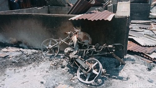 Kondisi rumah yang dibakar massa di Desa Bugalima, Flores Timur, Senin (21/10/2024). (Yurgo Purab)