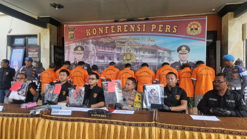 Konferensi pers terkait penetapan tersangka kasus tewasnya buruh proyek bernama Dedianus Kalaiyo di Mapolres Gianyar, Kamis (24/10/2024). (Foto: Putu Krista/detikBali)