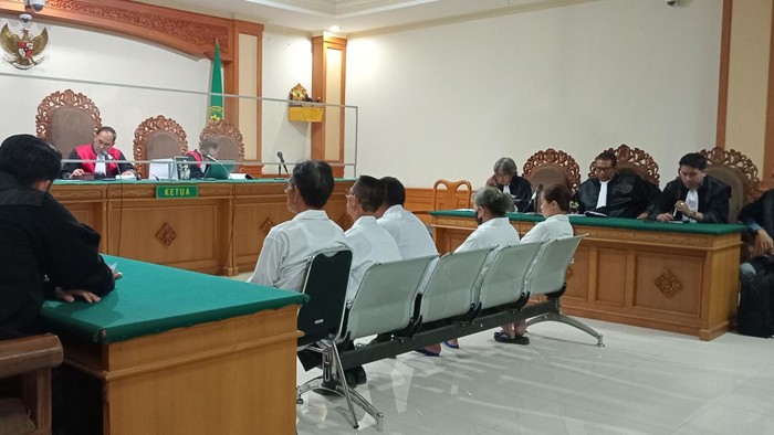 Para koruptor PNPM Swadana Harta Lestari saat sidang di PN Tipikor Denpasar, Kamis (24/10/2024). (Aryo Mahendro/detikBali).