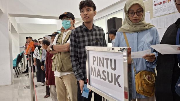 Komisi Pemilihan Umum (KPU) Provinsi DKI Jakarta menggelar simulasi pemungutan dan penghitungan suara Pilgub Jakarta di TPS 567 Kelurahan Johar Baru, Jakarta Pusat, Kamis (24/10/2024). Simulasi digelar untuk mengukur efektivitas pemungutan suara hingga penggunaan alat bantu rekapitulasi atau Sirekap.