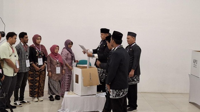Komisi Pemilihan Umum (KPU) Provinsi DKI Jakarta menggelar simulasi pemungutan dan penghitungan suara Pilgub Jakarta di TPS 567 Kelurahan Johar Baru, Jakarta Pusat, Kamis (24/10/2024). Simulasi digelar untuk mengukur efektivitas pemungutan suara hingga penggunaan alat bantu rekapitulasi atau Sirekap.