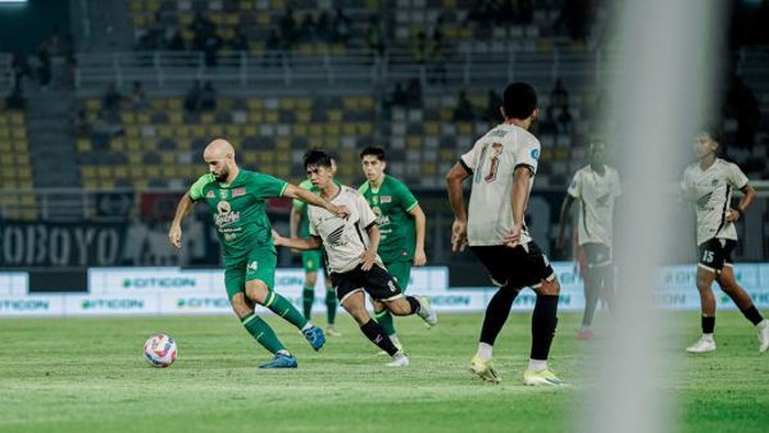 Laga Persebaya vs PSM Makassar di Stadion GBT