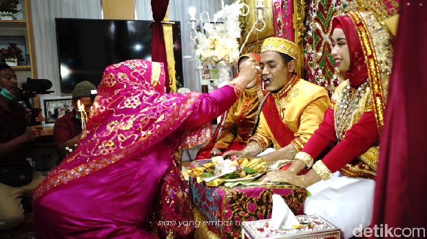 Lamung Pene, pakaian adat perempuan Sumbawa. (Firga Raditya Pamungkas)