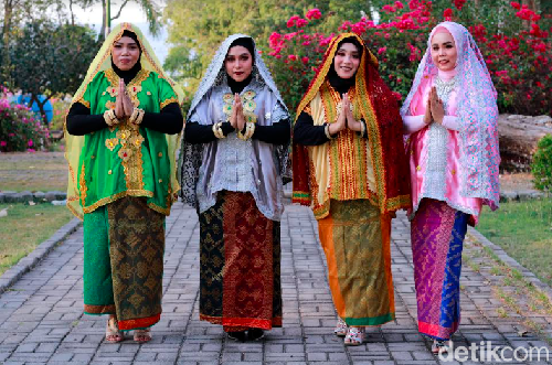 Lamung Pene, pakaian adat perempuan Sumbawa. (Firga Raditya Pamungkas)