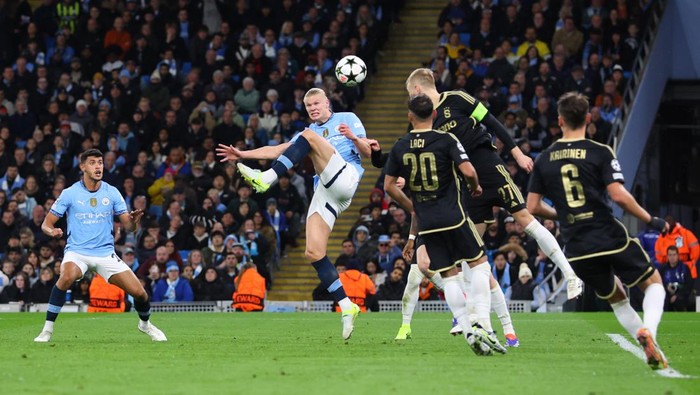 MANCHESTER, ENGLAND - OCTOBER 23: Erling Haaland of Manchester City scores their second goal during the UEFA Champions League 2024/25 League Phase MD3 match between Manchester City and AC Sparta Praha at City of Manchester Stadium on October 23, 2024 in Manchester, England. (Photo by Copa/Getty Images)