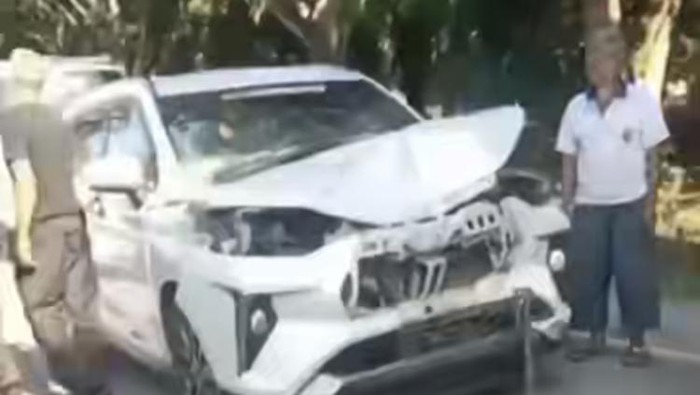 Tabrakan beruntun melibatkan 3 mobil terjadi di Jalan Trans Sulawesi, Kabupaten Luwu Timur (Lutim), Sulawesi Selatan (Sulsel).