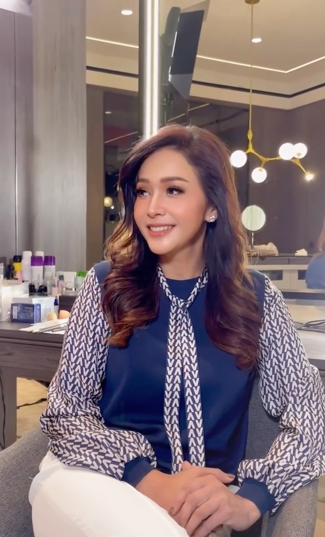 Penampilan istri Irwan Mussry itu jadi semakin cantik dan awet muda dengan pulasan makeup hasil tangan MUA Dean Sadudin. Ditambah dengan pemilihan warna lipstik yang tepat membuat pesona Maya kian terpancar. Foto: Instagram/@maiaestiantyreal