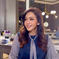 Penampilan istri Irwan Mussry itu jadi semakin cantik dan awet muda dengan pulasan makeup hasil tangan MUA Dean Sadudin. Ditambah dengan pemilihan warna lipstik yang tepat membuat pesona Maya kian terpancar. Foto: Instagram/@maiaestiantyreal