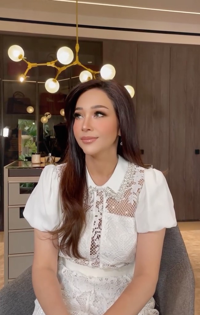 Sedikit berbeda dari biasanya, riasan tersebut tampak menonjolkan bagian mata Maia. Dengan bulu mata atas cukup tebal dipadukan dengan eyeliner putih pada bagian bawah matanya membuat mata Maya jadi terlihat lebih besar dan hidup. Foto: Instagram/@maiaestiantyreal