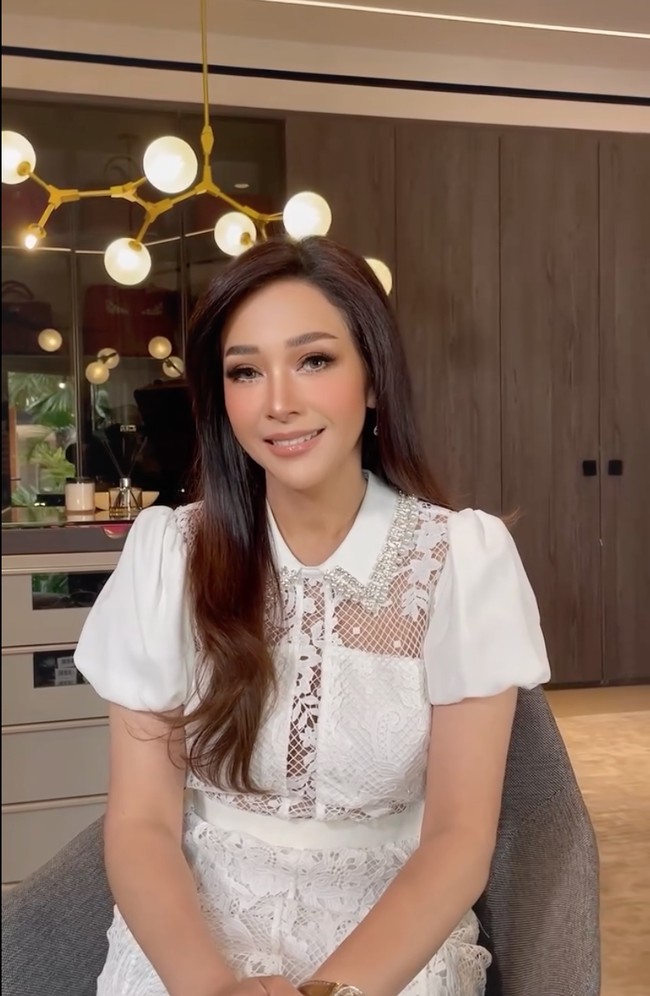 Penampilan Maia juga semakin fresh dengan hasil akhir glowing look dan lipstik berwarna nude. Bagian hidungnya jadi semakin mancung dengan tambahan highlighter. Foto: Instagram/@maiaestiantyreal