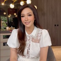 Penampilan Maia juga semakin fresh dengan hasil akhir glowing look dan lipstik berwarna nude. Bagian hidungnya jadi semakin mancung dengan tambahan highlighter. Foto: Instagram/@maiaestiantyreal