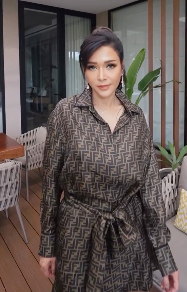 Penampilan Maia dengan gaya makeup barunya itu disebut-sebut netizen mirip Amanda Manopo hingga Nikita Willy. Maia pun dipuji jadi semakin cantiik dan awet muda di usianya yang sudah menginjak 48 tahun. Foto: Instagram/@maiaestiantyreal