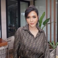 Penampilan Maia dengan gaya makeup barunya itu disebut-sebut netizen mirip Amanda Manopo hingga Nikita Willy. Maia pun dipuji jadi semakin cantiik dan awet muda di usianya yang sudah menginjak 48 tahun. Foto: Instagram/@maiaestiantyreal
