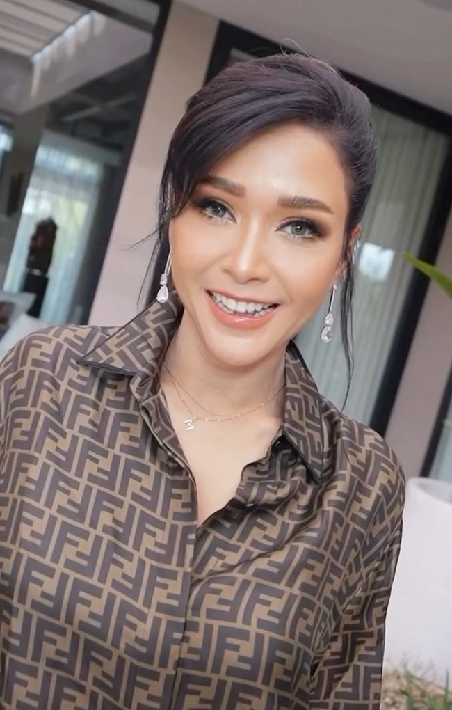 Ditambah dengan penampilan stylish dan gaya berbusananya, Maia berhasil bikin tak sedikit netizen ikut terpesona. keliatan muda bgt bunda.. 20 tahun lbh muda dr umurnya skrg, komentar salah seorang netizen. Cantik bgt bun makin tua makin cakep loh, tambah netizen lain. Foto: Instagram/@maiaestiantyreal