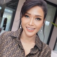 Ditambah dengan penampilan stylish dan gaya berbusananya, Maia berhasil bikin tak sedikit netizen ikut terpesona. keliatan muda bgt bunda.. 20 tahun lbh muda dr umurnya skrg, komentar salah seorang netizen. Cantik bgt bun makin tua makin cakep loh, tambah netizen lain. Foto: Instagram/@maiaestiantyreal