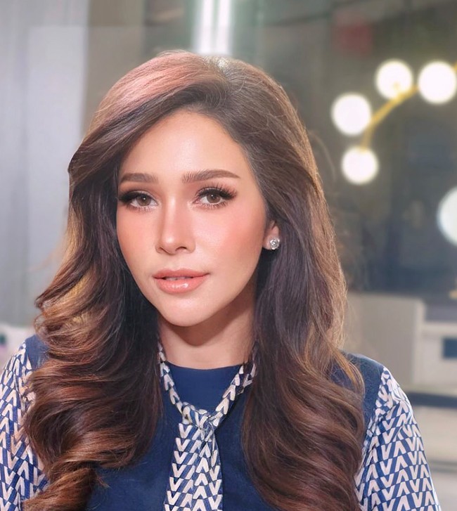 Maia Estianty berhasil kembali mencuri atensi melalui penampilannya. Ibu 3 anak itu tampil manglingi dalam foto-foto terbarunya. Bukan oplas, rupanya hal itu hanya dikarenakan gaya makeup berbeda yang dipakai Maya. Foto: Instagram/@maiaestiantyreal