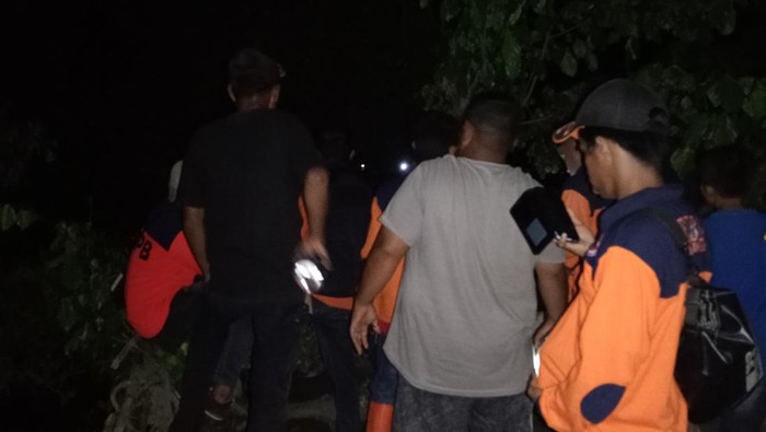 Warga dan BPBD Mamuju Tengah, Sulawesi Barat (Sulbar) melakukan pencarian pria yang hilang diduga diterkam buaya.