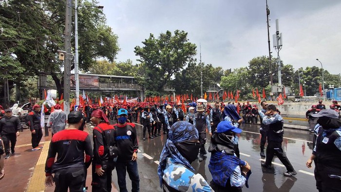 Masa Buruh Demo di Patung Kuda, Jl Merdeka Barat ke Arah Istana Ditutup