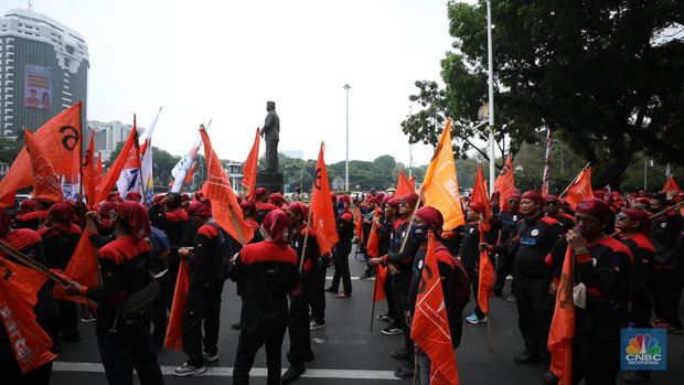 Massa buruh dari 14 konfederasi dan federasi serikat buruh tingkat nasional turun ke jalan hari ini, Kamis (24/10/2024) di kawasan Monas dan Sekitar Istana Negara, Jakarta. (CNBC Indonesia/Tri Susilo)