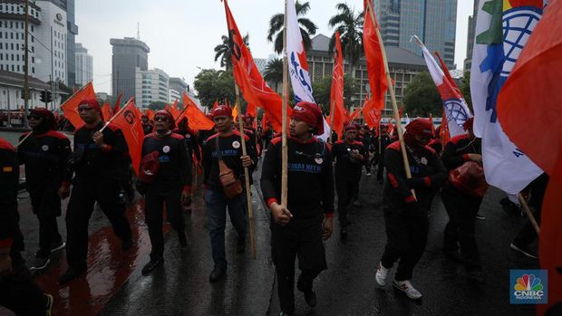 Massa buruh dari 14 konfederasi dan federasi serikat buruh tingkat nasional turun ke jalan hari ini, Kamis (24/10/2024) di kawasan Monas dan Sekitar Istana Negara, Jakarta. (CNBC Indonesia/Tri Susilo)