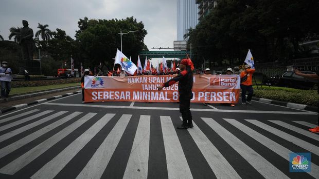 Massa buruh dari 14 konfederasi dan federasi serikat buruh tingkat nasional turun ke jalan hari ini, Kamis (24/10/2024) di kawasan Monas dan Sekitar Istana Negara, Jakarta. (CNBC Indonesia/Tri Susilo)