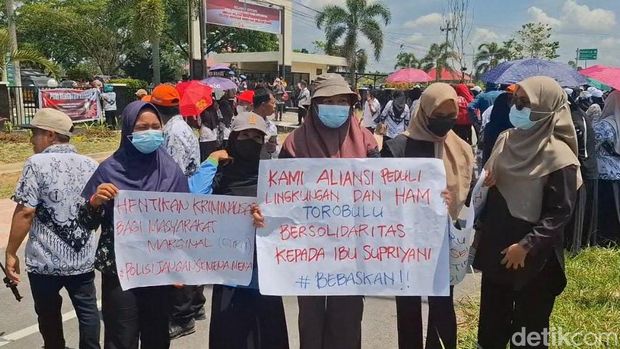 Massa PGRI memberikan dukungan solidaritas kepada Supriyani yang dituduh menganiaya siswanya di Konawe Selatan. Nadhir Attamimi/detikcom