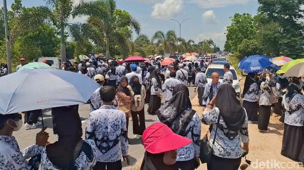 Massa PGRI memberikan dukungan solidaritas kepada Supriyani yang dituduh menganiaya siswanya di Konawe Selatan. Nadhir Attamimi/detikcom