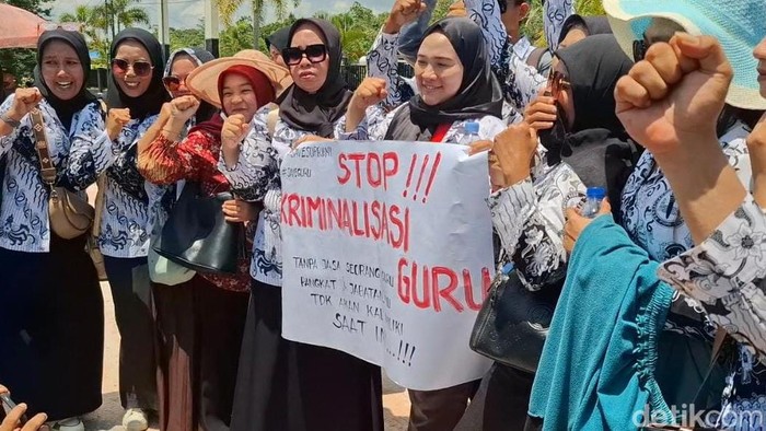 Massa PGRI memberikan dukungan solidaritas kepada Supriyani yang dituduh menganiaya siswanya di Konawe Selatan. Nadhir Attamimi/detikcom