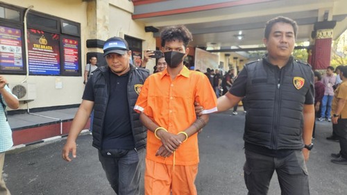 Mayanto Jaha Bengo alias Yanto pemilik akun TikTok @Loghe yang mengunggah video bernada SARA digiring petugas Polres Gianyar, Kamis (24/10/2024). (Foto: Putu Krista/detikBali)