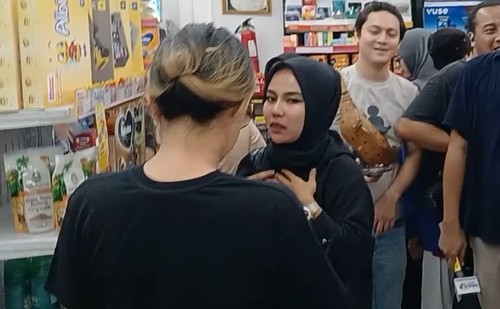 Medina Zein ke minimarket setelah keluar dari penjara.