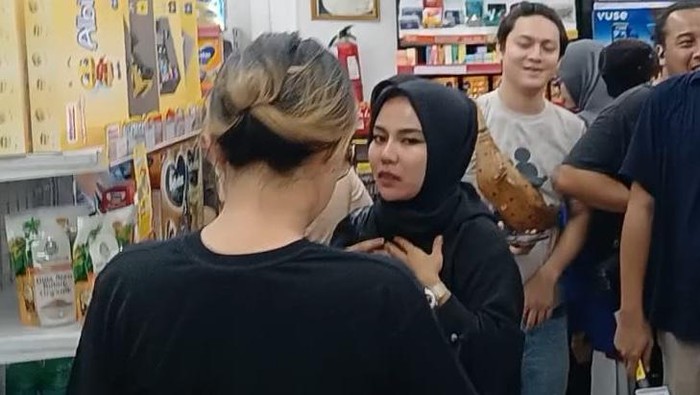 Medina Zein ke minimarket setelah keluar dari penjara.