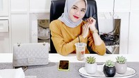 Ketika bekerja, Medina Zein tak bisa lepas dari es kopi. Ia membutuhkan asupan kafein untuk membantunya tetap fokus seharian. Foto: Instagram/medinazein