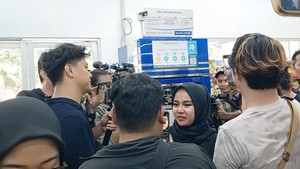Medina Zein juga sempat menyebut ingin merasakan dinginnya AC di ruangan ATM. Foto: Febriyantino/detikcom