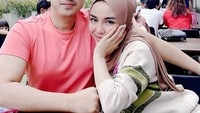 Sebelum ditahan, Medina Zein banyak menghabiskan waktu bersama keluarga. Termasuk pergi ke kafe untuk makan sambil berkencan dengan suami. Foto: Instagram/medinazein