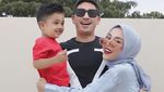 Gaya Mentereng Medina Zein Saat Ngopi Bareng Suami