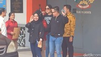 Medina Zein yang memakai kemeja dan jilbab hitam tersenyum semringah akhirnya menghirup udara bebas. Foto: Febri/detikHOT