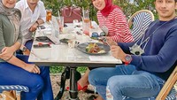 Medina Zein banyak berteman dengan para artis. Makan bersama dengan mengajak serta suaminya menjadi cara Medina menjalin silaturahmi. Foto: Instagram/medinazein