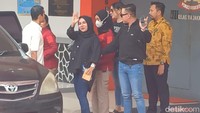 Medina Zein melambaikan tangan sambil tersenyum saat keluar dari Lapas Pondok Bambu, Kamis (24/10/2024). Foto: Febri/detikHOT