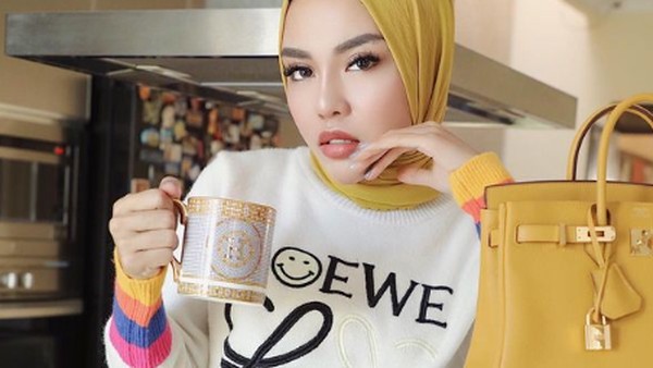 Gaya Mentereng Medina Zein Saat Ngopi Bareng Suami