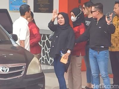 Senyum Semringah Medina Zein Bebas dari Penjara
