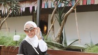 Tak hanya kopi, Medina Zein senang mencocokkan minuman dengan cuaca. Ketika terasa panas, ia memilih minuman yang lebih menyegarkan. Foto: Instagram/medinazein
