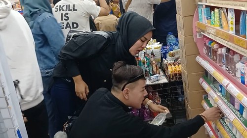 Medina Zein ke minimarket setelah keluar dari penjara.